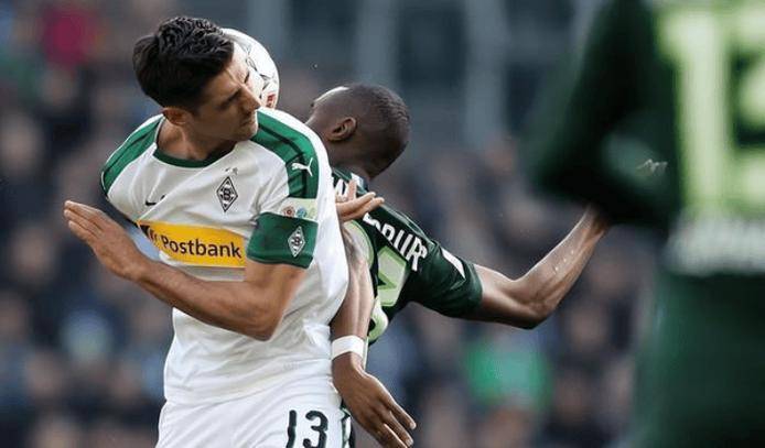 霍芬海姆在主场遭遇困难,难以抵挡对手进攻 霍芬海姆在主场遭遇困难,难以抵挡对手进攻