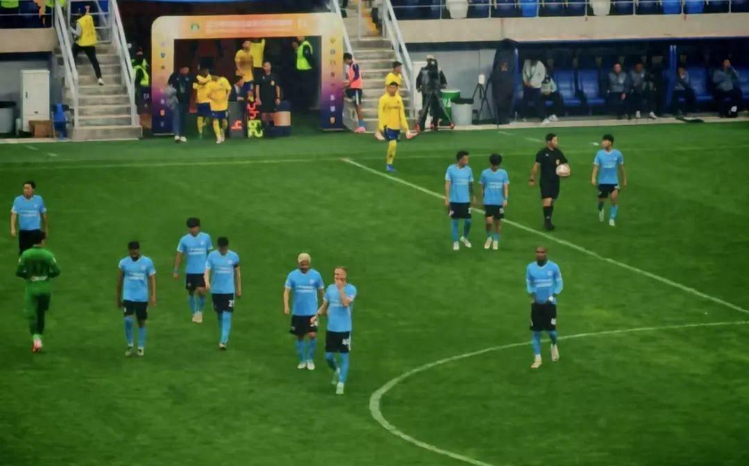 足球明星争评选，激发球迷热烈讨论