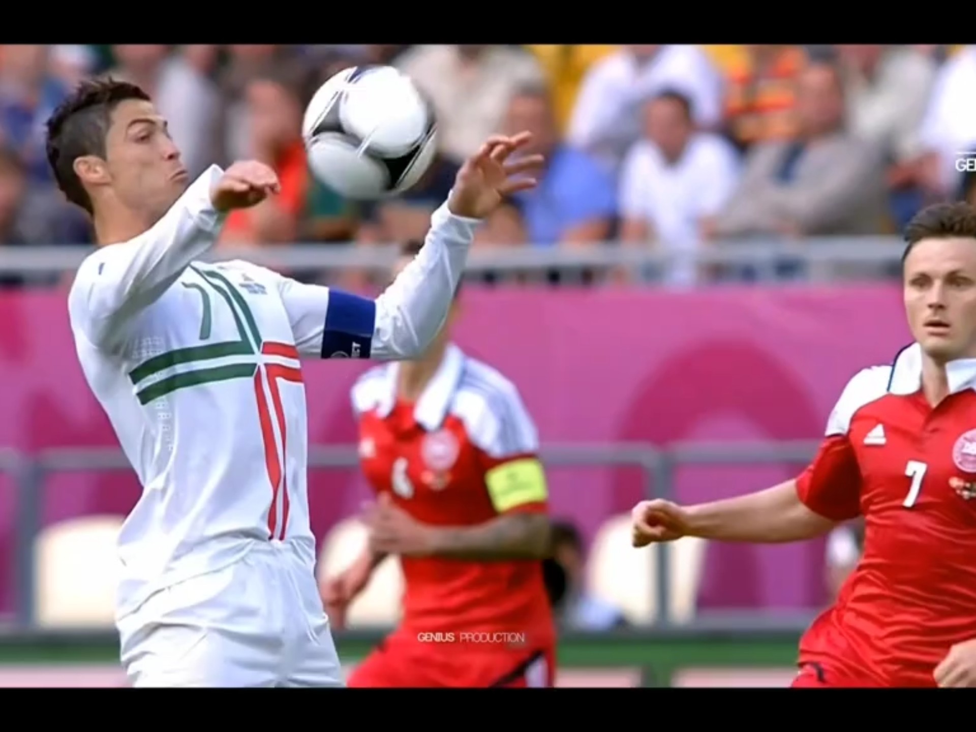 杏彩体育网页版入口-热辣战况：激烈的足球对抗激发观众热情的简单介绍