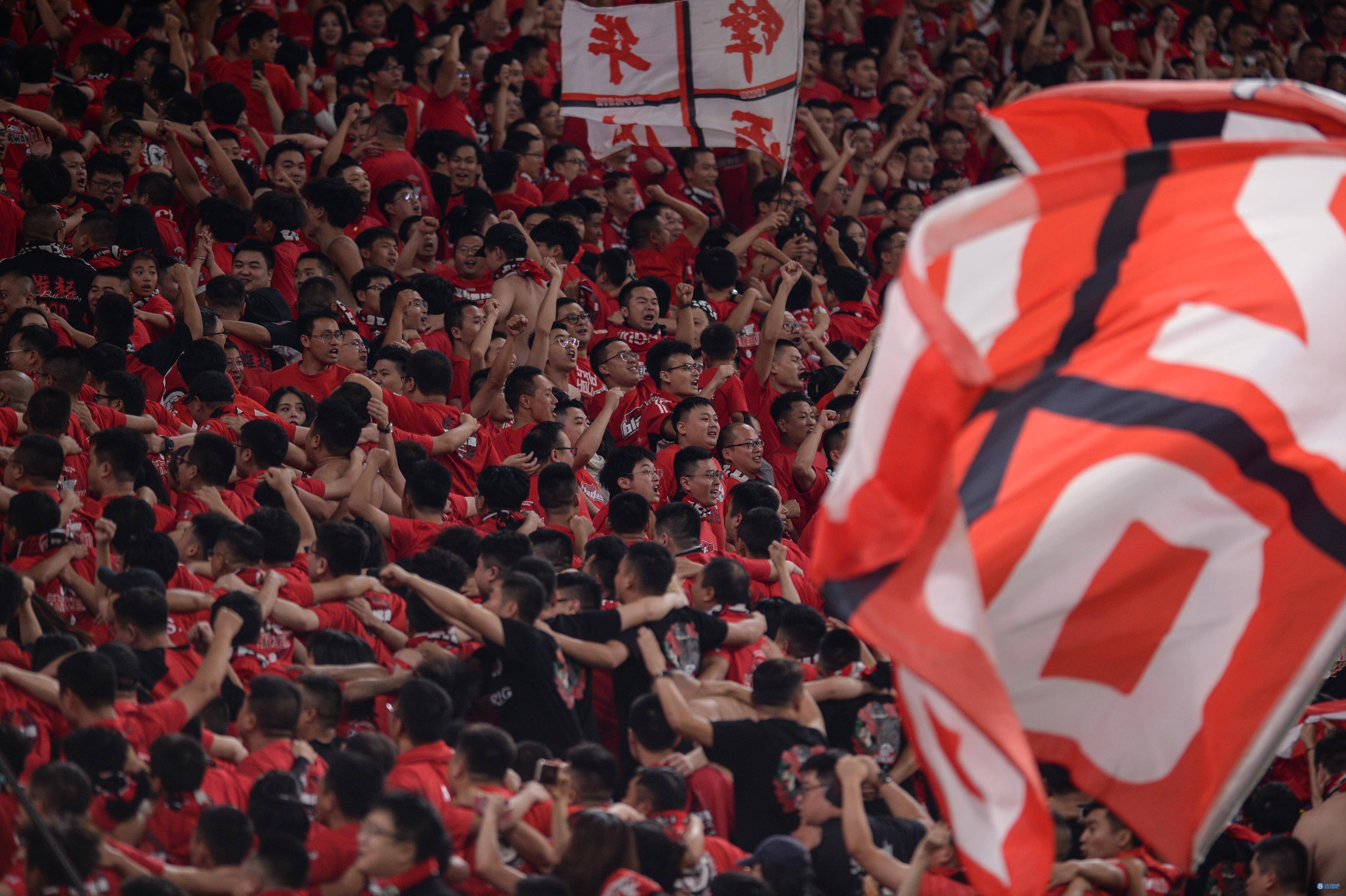 杏彩体育官方登录入口-球队集体拼搏，为球迷奉献激动瞬间