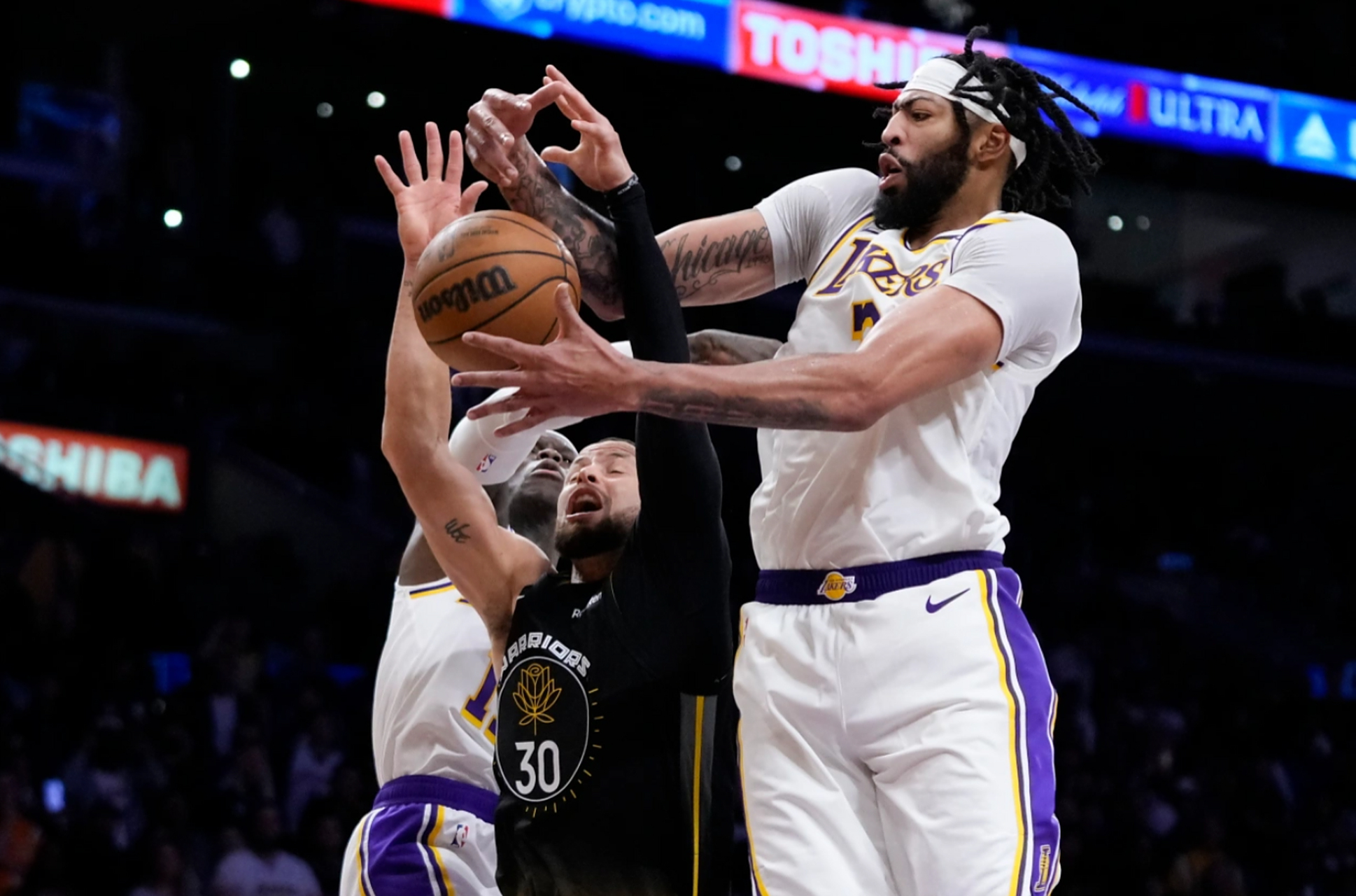 勇士战胜湖人延续胜利