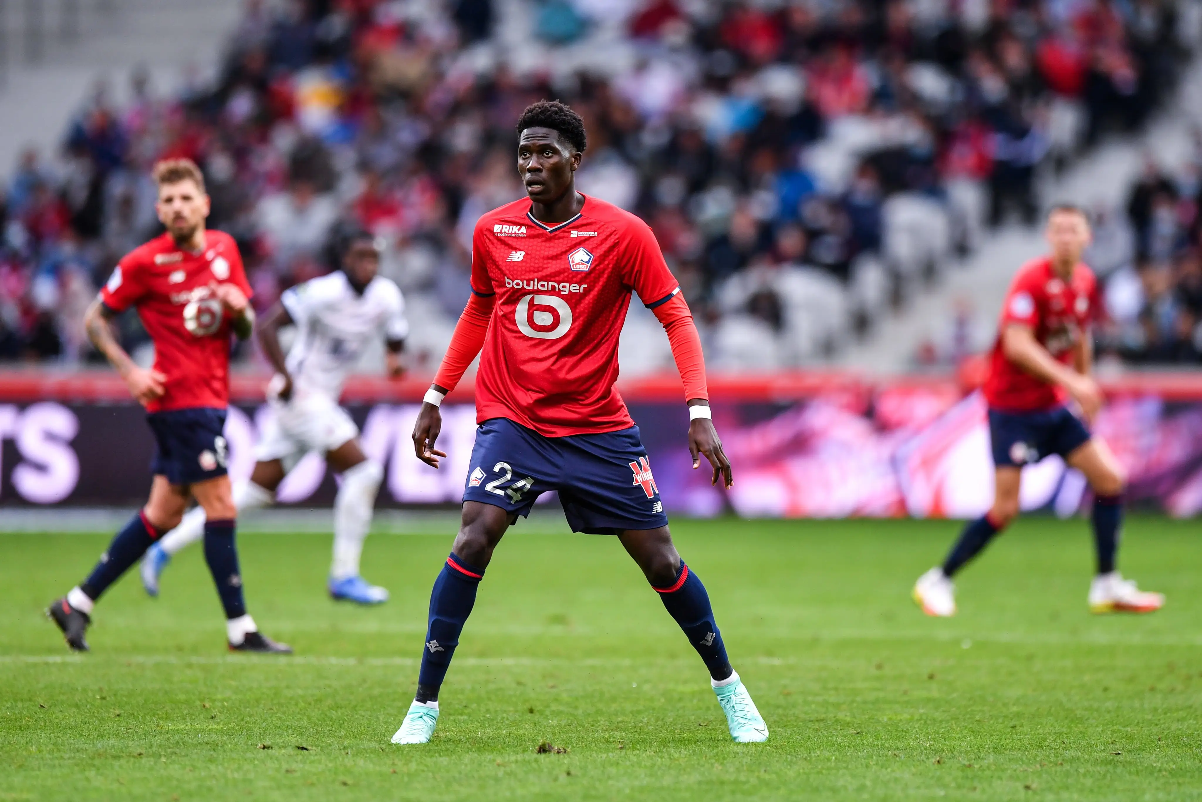 里尔队员表现出色，帮助球队取得比赛胜利