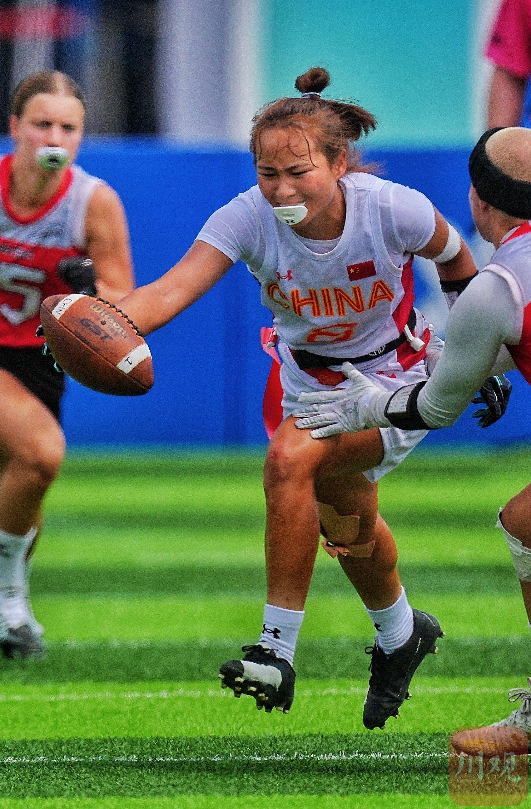 杏彩体育在线-足球场上，女运动员闪耀舞台